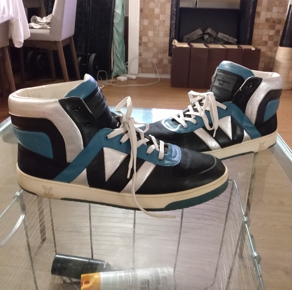 Lv sneakers - Picture 1 of 1